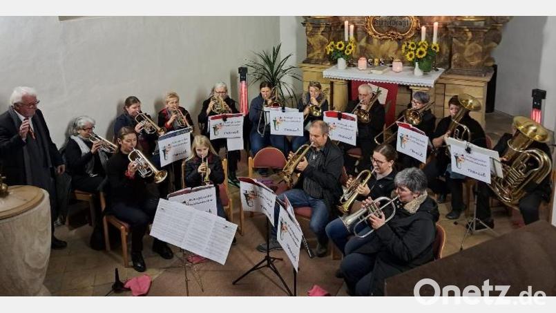 Der Posaunenchor Thansüß spielt unter Leitung von Heiner Müller weihnachtliche Melodien am Freihunger Christkindlmarkt. Bild: Archiv Posaunenchor Thansüß