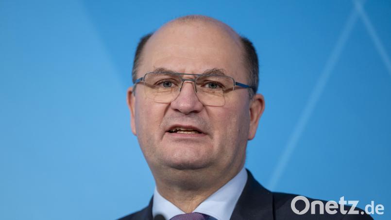 Der bayerische Heimatminister Albert Füracker (CSU). Archivbild: Peter Kneffel/dpa