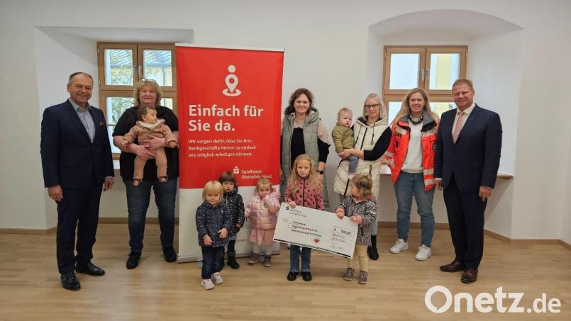 Jeweils 250 Euro erhielten die BRK-Bereitschaft Mitterteich und die Rappelkiste von der Sparkasse Oberpfalz Nord. Vorstandsvorsitzender Hans-Jörg Schön (von links) überreichte den symbolischen Scheck an Birgit Mayer, Carola Wölfl, Daniela Bassek (Rappelkiste) und Natalie Wölfl (BRK). Auch Bürgermeister Stefan Grillmeier und in der Rappelkiste betreute Kinder waren bei der Übergabe dabei. Bild: Stadt Mitterteich/exb