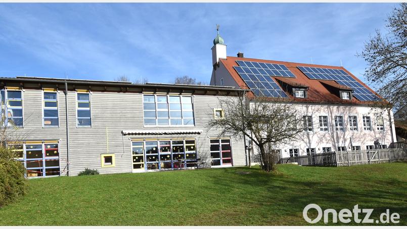Der Kindergarten in Illschwang in der Südansicht. Hier haben es die Kinder gut, der Altbau (rechts) beispielsweise wurde in den vergangenen zwei Jahren umfassend saniert. Bild: no