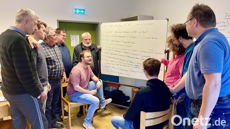 Aufbruchsstimmung im EJPO: Timo Häusler (sitzend), der für den Vorsitz kandidieren will, diskutiert mit Klausurteilnehmern über die Zukunft des Europäischen Jugendprojekts Oberpfalz. Bild: Krones