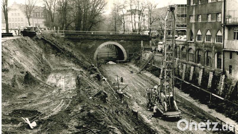 Für den Bau der Tiefgarage beim Amberger Bahnhof wurde einfach der schon vorhandene Stadtgraben überbaut. Archivbild: Werner Lischka