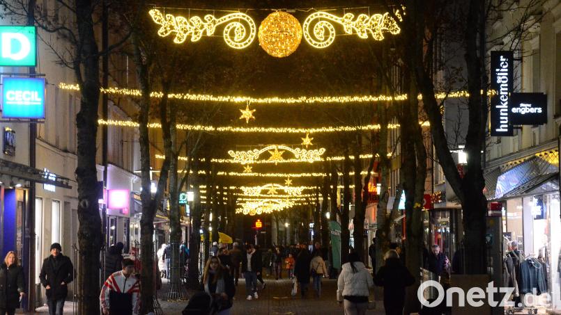 Am Sonntagabend wurde erstmals, wie auch hier in der Max-Reger-Straße, die neue Weihnachtsbeleuchtung eingeschaltet. Bild: Kunz