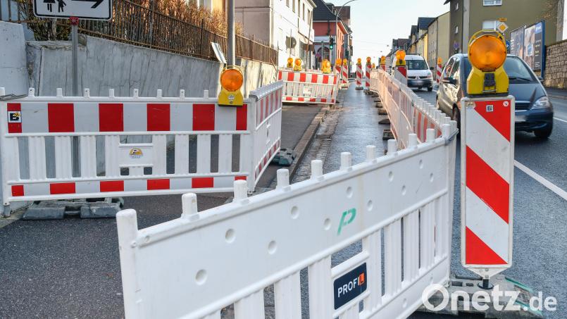 In der Regensburger Straße in Amberg ist ein Stück des Geh- und Radwegs gesperrt: Die Fußgänger werden über die Fahrbahn "umgeleitet". Bild: Petra Hartl