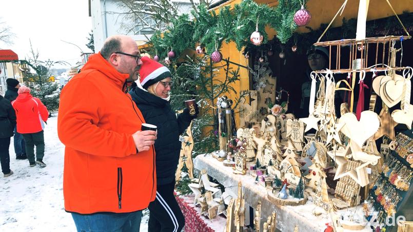 Bummeln, schauen und einkaufen: Der Adventsmarkt in Wiesau ist beliebt und bietet eine reichhaltige Auswahl. Archivbild: wro