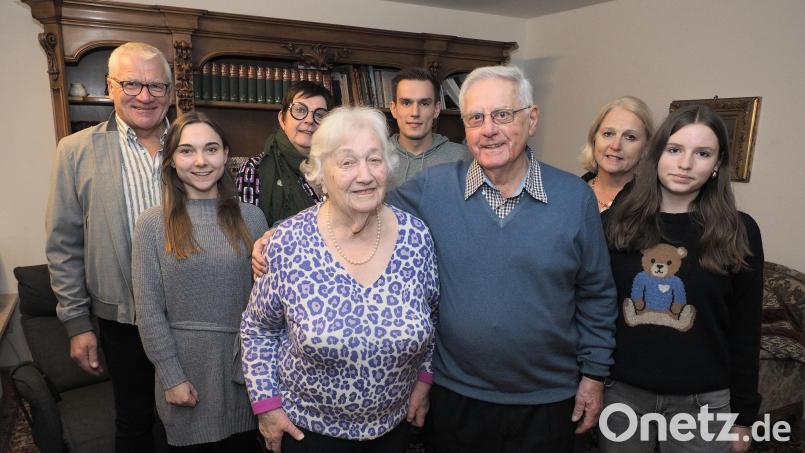 Das Diamantene Hochzeitspaar Marianne und Leonhard Deiml mit einigen Familienangehörigen und Zweitem Bürgermeister Norbert Gradl (links). Bild: kek