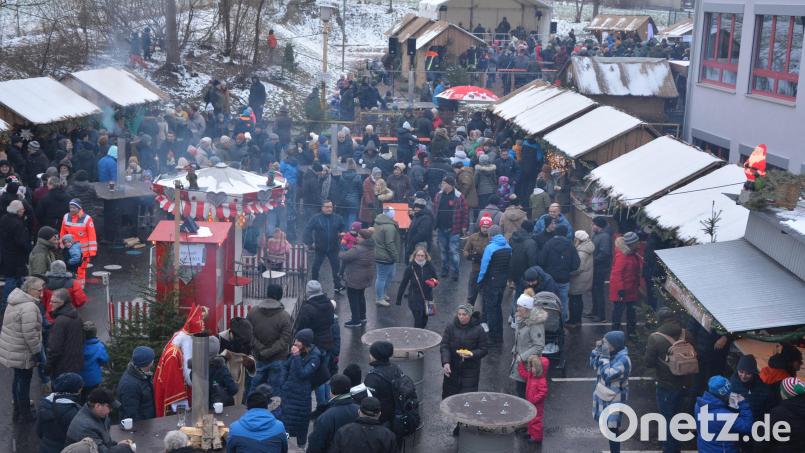 Gefeiert wird wieder auf dem Pausenhof (vorne) und auf dem dahinter liegenden Hartplatz, dort wo auch die Bühne stehen wird. Bild: jr