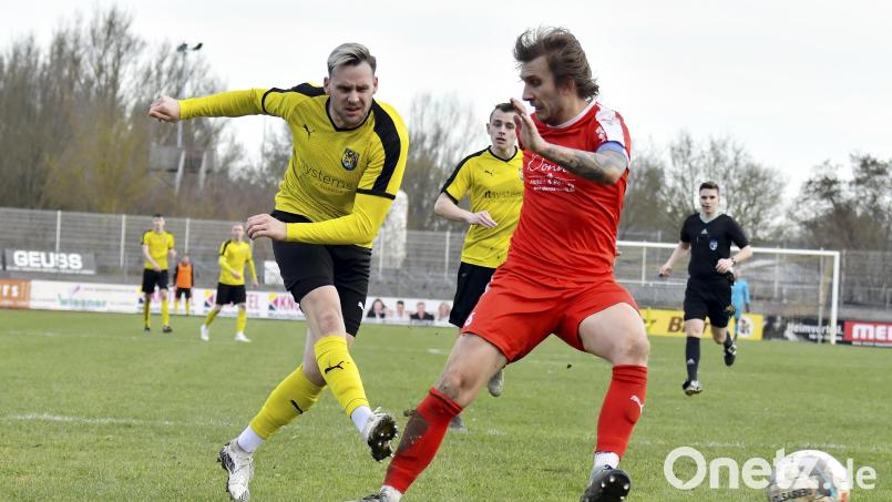 Philipp Götz (links) spielte in den vergangenen drei Spielzeiten beim FC Amberg. Nun wechselt der zuletzt vereinslose Stürmer zum 1. FC Schlicht. Archivbild: Hubert Ziegler