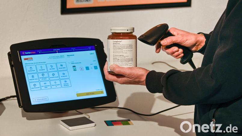 Eine Kundin scannt an der Selfcheckout-Kasse ihren Einkauf, um dann zu bezahlen. Vollautomatisierte Lebensmittelgeschäfte ohne Personal dürfen unter bestimmten Bedingungen auch an Sonn- und Feiertagen öffnen. Symbolbild: Heiko Rebsch/dpa