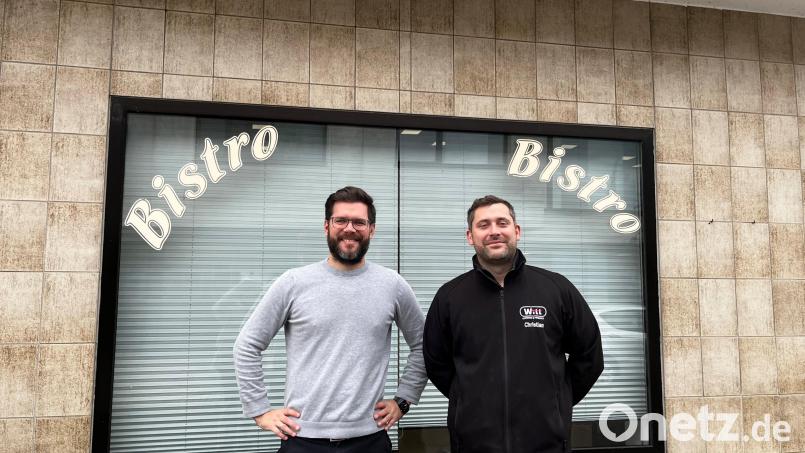 Johannes Witt (links) und Christian Witt (rechts) wollen aus ihrem alten Metzgerei-Laden in Weiherhammer eine Kochschule machen. Bild: Mutiara Sudarma