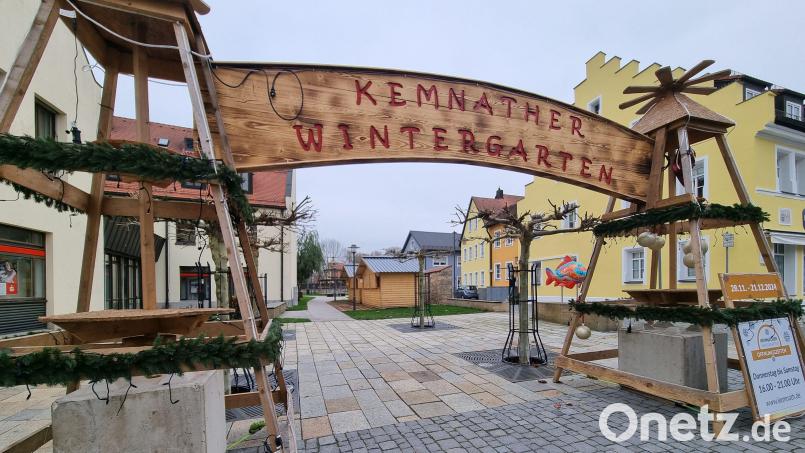 Schon seit einigen Tagen stehen der Eingangsbogen, die beiden Verkaufshütten und Stehtische für den Wintergarten in der Grünanlage beim Stadtgraben. Bild: kaz