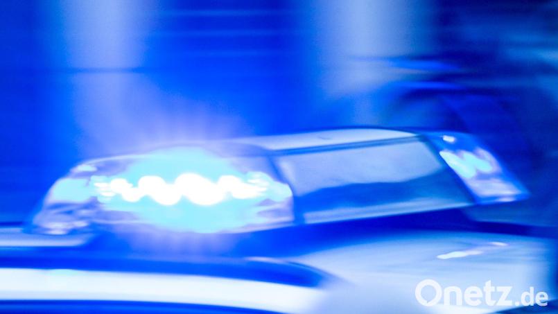 Die Polizei sucht bei Lohberg im Landkreis Cham nach einem 23-Jährigen. Symbolbild: Jens Büttner /dpa
