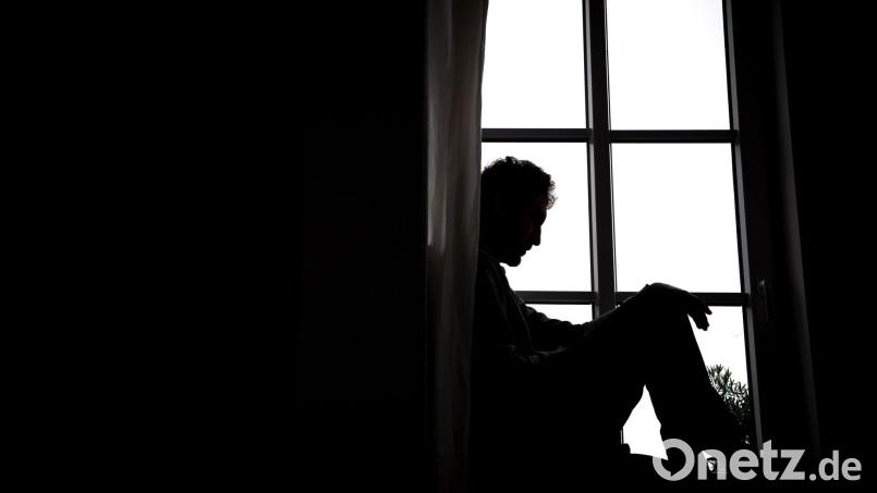 Depressiven Menschen können selbst von kleinen Aufgaben überfordert sein. (Symbolbild) Bild: Sina Schuldt/dpa