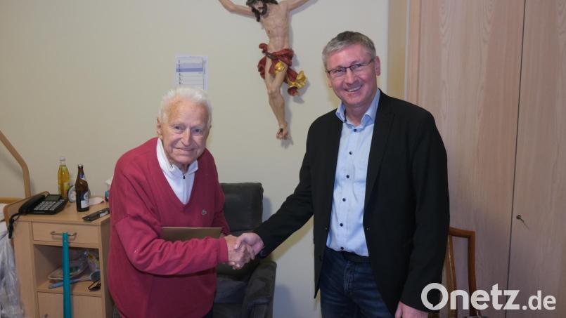 Die Glückwünsche und ein persönliches Geschenk des Oberbürgermeisters überbrachte 3. Bürgermeister Franz Badura (rechts) dem Jubilar Leonhard Linke, der im Wallmenich-Haus bei guter Gesundheit seinen 90. Geburtstag feierte. Bild: usc