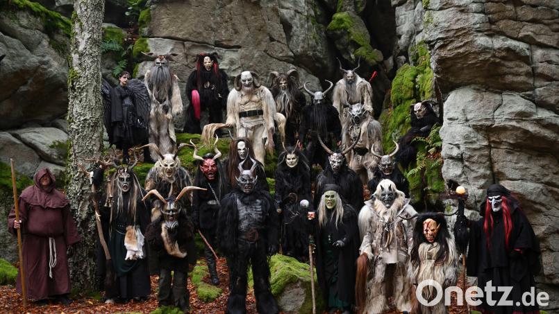 Die Grölldeifl aus Konnersreuth sind mittlerweile eine große Gruppe unterschiedlicher Perchtengestalten. Im Steinwald trafen sie sich vor Kurzem zum Fotoshooting. Bild: Dagmar und Norbert Schütz/exb