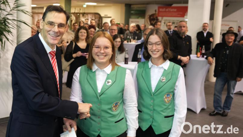 Sparkassen-Vorstandsmitglied Bernd Rees (links) überreicht Theresa Werner (Mitte) und Leticia Daubenspeck (rechts) eine Spende zum Ankauf von Instrumenten für die Jugendblaskapelle Nabburg. Bild: Hirsch