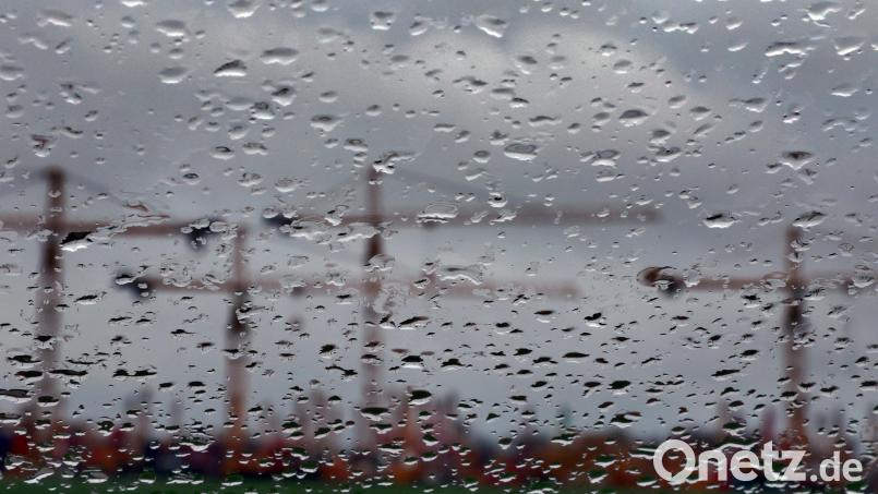 Dunkle Wolken und Regen, wohin das Auge reicht: Die Stimmung in der bayerischen Wirtschaft ist so schlecht wie lange nicht. Symbolbild: Karl-Josef Hildenbrand/dpa