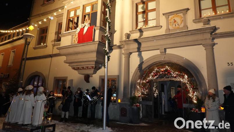 Das Christkind wird wieder im Erkerfenster des Rathauses erscheinen. Archivbild: Renate Bauer-Zölch/exb