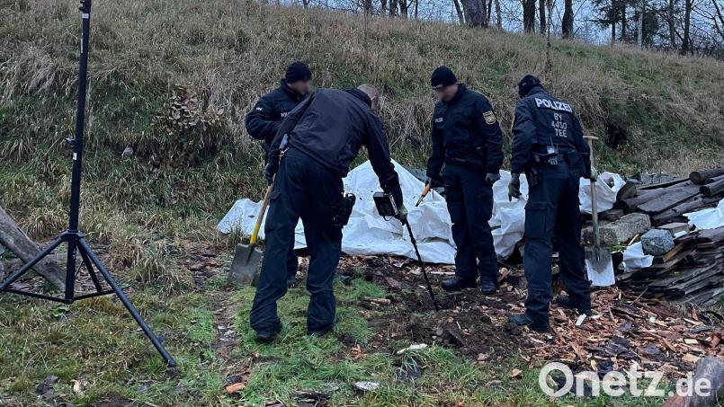 Mit Detektoren waren die Einsatzkräfte auf einem Anwesen in Münchberg unterwegs. Es bestand der Verdacht, dass dort Waffen und Munition gelagert wurden. Bild: -/Bayerisches Landeskriminalamt/dpa