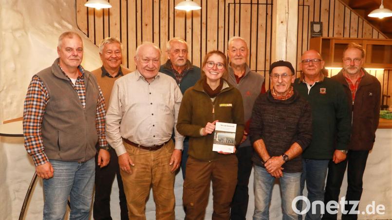 Vorsitzender Norbert Reger mit den Autoren des 32. Bandes (von links) Harald Primitz, Dieter Schraml, Kreisheimatpfleger Robert Schön, Adalbert Busl, Cornelia Greiner, Dr. Siegfried Steinkohl, Erich Schraml und Wolfgang Schödel. Bild: njn