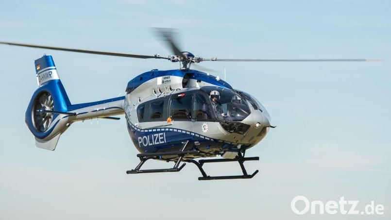 Bei einem Polizeieinsatz in Wiesau am Dienstagabend war auch ein Hubschrauber im Einsatz. Symbolbild: Wolfram Kastl/dpa
