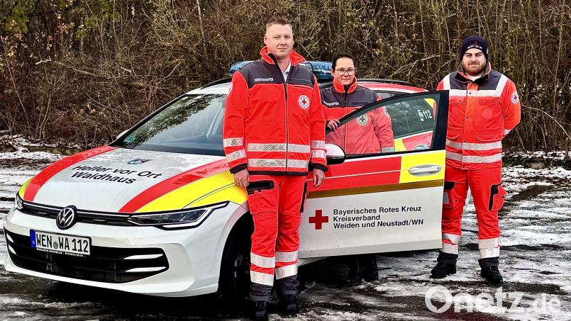 Philipp Kraus (rechts) freut sich mit Lisa Ertl und Jürgen Bauer über das neue Einsatzfahrzeug. Zum HvO-Team zählt auch Markus Helgert. Bild: pi