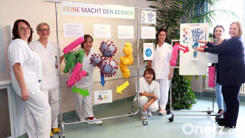 Die Wanderausstellung „Keine Macht den Keimen“ will Menschen motivieren, sich auch in der Nach-Pandemie-Zeit die Hände zu desinfizieren. Bild: Uschold/Klinikum
