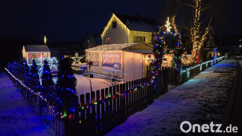 Der Garten und das Haus der Familie Ritter in Ernestgrün werden ab Samstag, 30. November, um 17 Uhr wieder im weihnachtlichen Glanz erstrahlen. Beim Test vor einigen Tagen funktionierte alles. Bild: Ramona Ritter