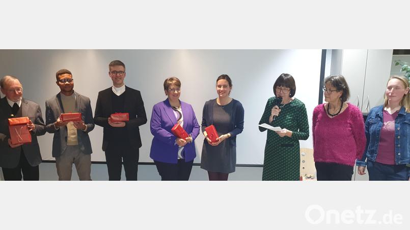 Das Seelsorgeteam stellte sich seinen Schäfchen vor: (von links) Dr. Josef Ammer, Pfarrvikar Dr. Justin Kishimbe, Chef Pfarrer Thomas Kopp sowie die Gemeindereferentinnen Claudia Stöckl und Laura Amann. Von rechts die Pfarrgemeinderatssprecherinnen Maria Gleißner, Margit Lehner und Linda Schmauß. Bild: mas