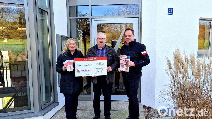 Bei der Spendenübergabe (von links): Alexandra Wieczorek, Herbert Putzer und Thomas Graf. Bild: gri