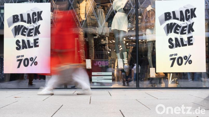 Männer geben am Black Friday mehr Geld aus. (Archivbild) Bild: Etienne Dötsch/dpa