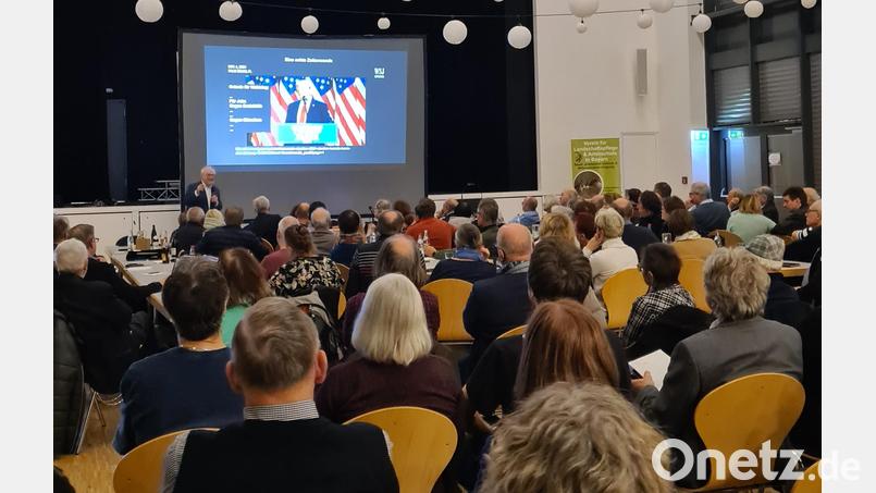 In der Stadthalle in Erbendorf lauschten rund 200 Zuhörer dem Vortrag von Professor Dr. Gerd Ganteför. Bild: VLAB/exb