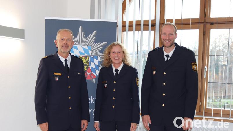 Polizeipräsident Thomas Schöniger (links) begrüßt Polizeihauptkommissar Alexander Reichsthaler (rechts) als neuen Leiter der Polizeiinspektion Nabburg. Erste Polizeihauptkommissarin Sabine Roidl (Mitte) gibt die Führung der Dienststelle für ein halbes Jahr ab. Bild: Polizeiinspektion Nabburg/exb