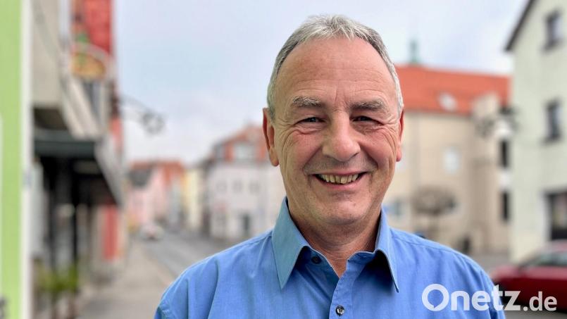 Für sein 30-jähriges Engagement im Stadtrat erhält Josef Arnold jetzt die Kommunale Verdienstmedaille. Bild: Gabi Schönberger