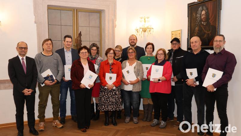 Insgesamt zehn langjährige Mitarbeiter des Landratsamtes Neustadt a. d. Waldnaab ehrte das Landratsamt und verabschiedete vier von ihnen. Bild: Landratsamt Neustadt a.d.Waldnaab / Marcel Weidner