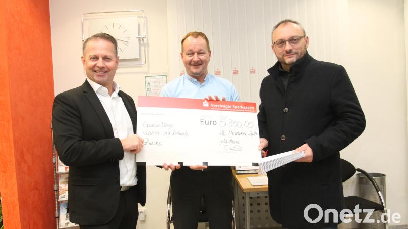 Bürgermeister Markus Bauriedl (rechts) sagt &quot;Vergelt&#039;s Gott&quot; für die von Gerhard Hösl und Ralf Hellmold (von links) übergebenen Spenden. Bild: pi
