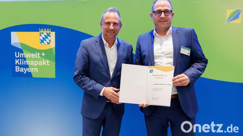 Bayerns Umweltminister Thorsten Glauber überreicht die Umweltpakt-Urkunde an EMZ-Geschäftsführer Andreas Weidmüller (rechts). Bild: Ralf Rödel/exb