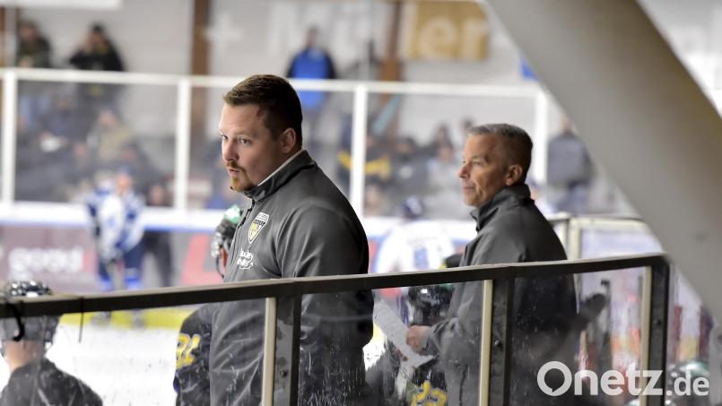 Der bisherige Videocoach und Nachwuchskoordinator Bernhard Keil (links) wird Nachfolger von Dirk Salinger (rechts), der am Sonntag als Trainer des Eishockey-Bayernligisten ERSC Amberg zurückgetreten war. Archivbild: Hubert Ziegler