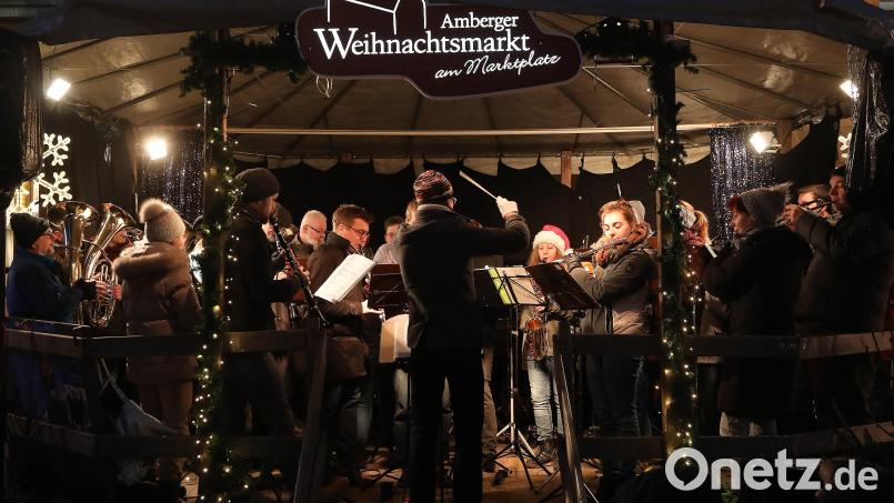 Auch heuer spielt die Knappschaftskapelle wieder auf dem Amberger Weihnachtsmarkt. Für musikalische Darbietungen muss die PWG am Tag rund 400 Euro zahlen. Archivbild: Wolfgang Steinbacher