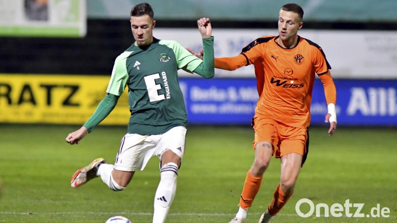 Ein Bild aus einem seiner bisher letzten Spiele: Fabian Helleder (links) im Zweikampf mit einem Neudrossenfelder Gegenspieler. Im Oktober 2023 war das. Im Dezember wurde er zum ersten Mal operiert. Archivbild: Hubert Ziegler