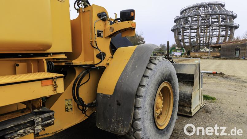 Die Baumaschinen sind angerollt. Auf der planierten Fläche vor der &quot;Kugelwirtschaft&quot; wird das &quot;Panorama Seenland&quot; entstehen. Das Veranstaltungsgebäude wird rund 700 Quadratmeter Fläche bieten. Bild: Hösamer