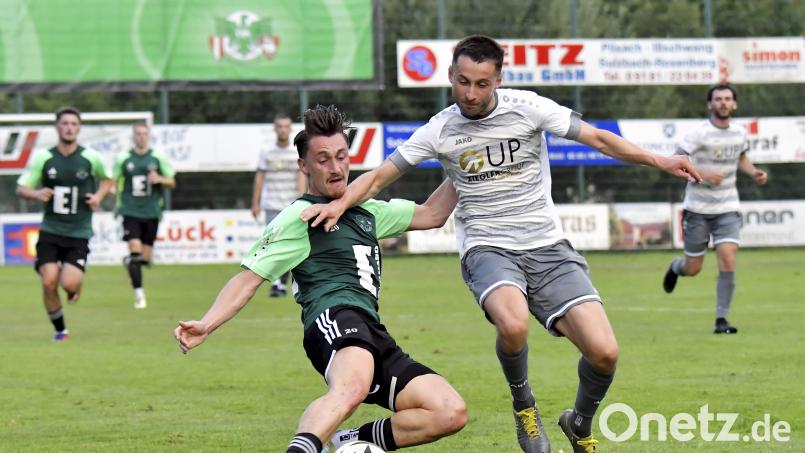 Hoch her ging&#039;s im Hinspiel, das die DJK Ammerthal daheim mit 2:0 gegen die SpVgg SV Weiden gewann – und bei dem es fünf Platzverweise gab. Hier kämpft Ammerthals Dennis Weidner (links) mit Weidens Moritz Zeitler um den Ball. Archivbild: Hubert Ziegler