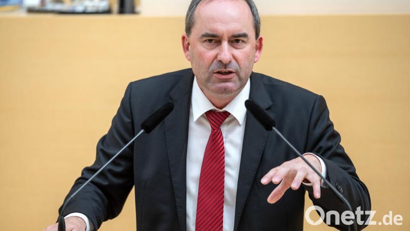 Wirtschaftsminister Hubert Aiwanger (Freie Wähler sucht auf X den Nahkampf mit einem einfachen Oberpfälzer SPD-Mitglied. Zur Ziegler-Insolvenz erklärt sich ein Ministeriumssprecher. Archivbild: Archivbild: Sina Schuldt/dpa