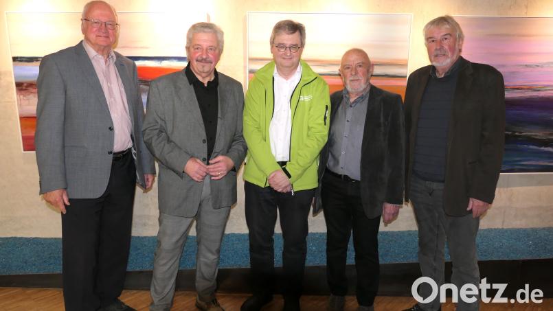 Die Ausstellung wurde im Verwaltungsgebäude des ZMS eröffnet. Das Bild zeigt von links Schwandorfs Altlandrat Volker Liedtke, Künstler Ferry Baierl, ZMS-Verbandsdirektor Thomas Knoll, den stellvertretenden Bürgermeister der Stadt Bad Kötzting, Wolfgang Kerscher, und Laudator Paul Schloesser. Bild: Stefan Karl/exb