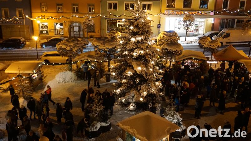 Beim Weihnachtsmarkt in Vohenstrauß herrschte im vergangenen Jahr dank Schnee und Kälte winterliche Stimmung. In diesem Jahr wird es wieder den &quot;Advent im Schloss&quot; geben. Aber auch im restlichen Landkreis Neustadt laden viele Märkte ein. Ob das Winter-Wetter mitspielt? Archivbild: dob