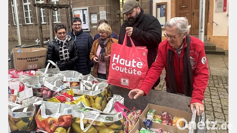 Bürgermeister Stefan Frank (Zweiter von rechts) packt mit an, als das Team der Initiative MEINE die mit Lebensmitteln gefüllten Taschen ins Haus für Bürgerdienste bringt. Bild: ge