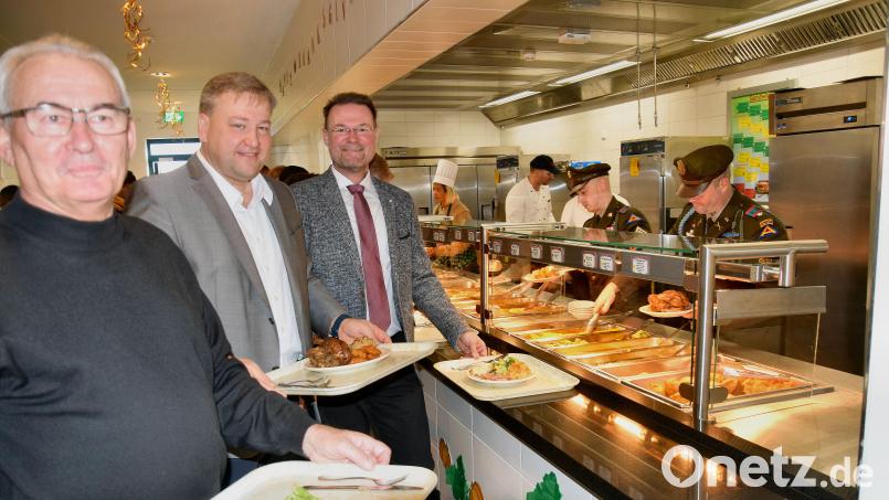 An Thanksgiving auf dem Truppenübungsplatz Hohenfels servieren die US-Militär-Chefs persönlich ihren Gästen das Essen (von links): Dritter Bürgermeister Martin Bauer (Schmidmühlen), Bürgermeister Stefan Braun (Kastl) und Bürgermeister Florian Junkes (Hohenburg) sowie an der Essensausgabe Deputy Garrison Manager Angela Lane. Bild: Paul Böhm