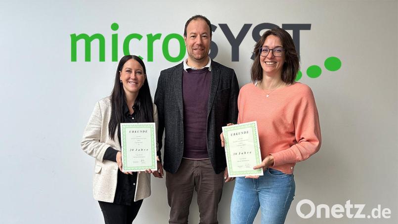 Zwei der insgesamt fünf Microsyst-Jubilare: Inga Helgert (links) und Vera Lehmann (rechts) zusammen mit Geschäftsführer Manuel Rass. Bild: Katja Ermer, Microsyst.
