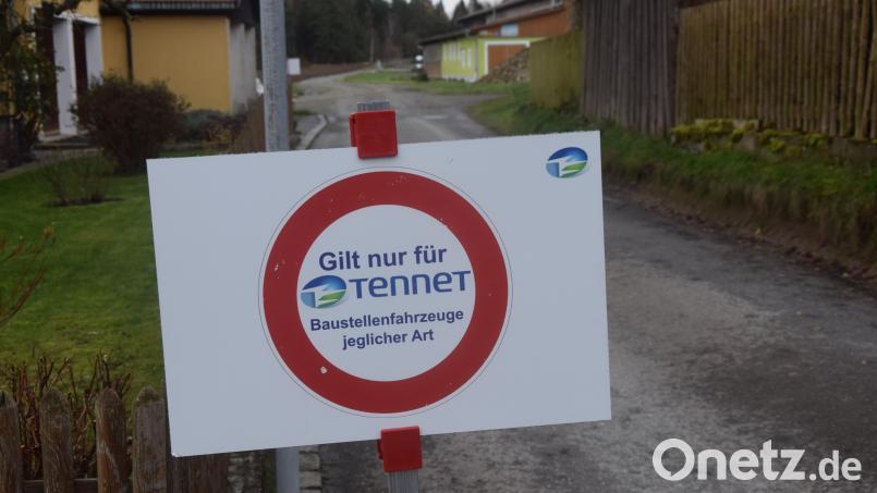 Das Durchfahrtsverbot zur Tennet-Baustelle hinten rechts am Wald sollte klar und deutlich sein. Scheinbar wird es aber nicht beachtet. Bild: fz