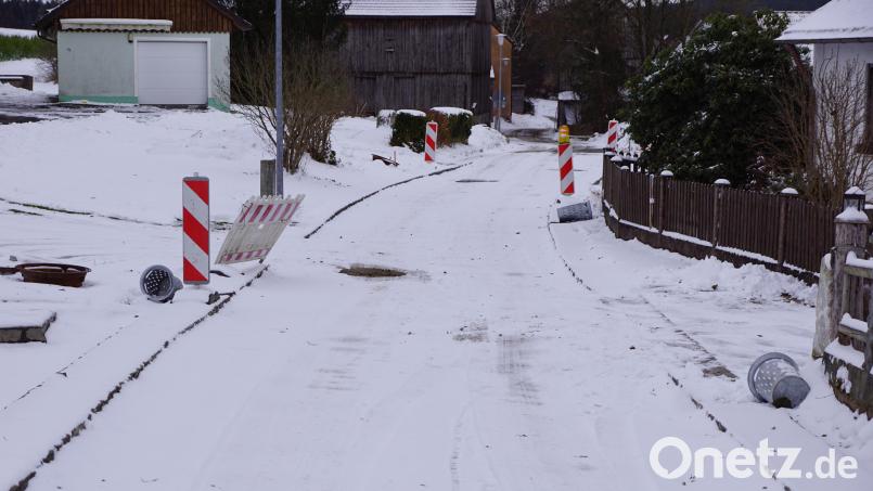Der Wasserleitungs-, Kanal- und Straßenbau in Witzlasreuth ist für alle Beteiligten zu einem richtigen Ärgernis geworden. Der Schlossweg (Bild) soll in den kommenden Tagen asphaltiert werden, wenn es die Witterung zulässt. Versperrte Straßen und fehlende Absprachen der Bauunternehmen ärgerten Besucher der Bürgerversammlung. Bild: bkr
